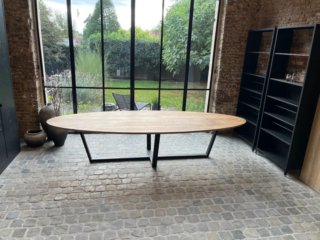 Ovale eiken tafel Namur met tulp frame 