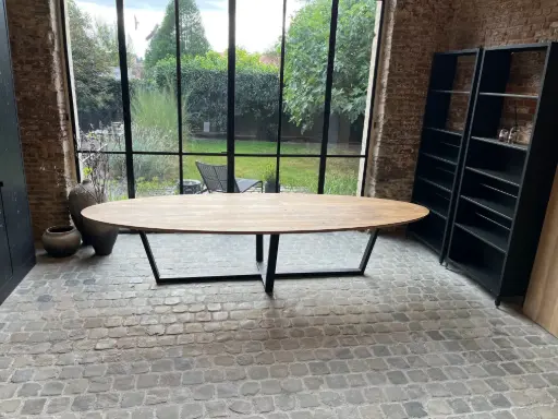 Table ovale en chêne Namur avec piètement tulipe